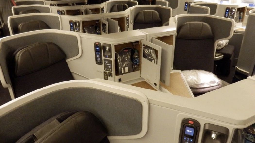 Boeing 777 300er бизнес. B777-300er Business class. Боинг 777 Американ Эйрлайнс салон. Боинг 777 200 American Airlines салон.