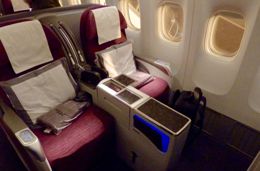 Boeing 777 300er бизнес. Бизнес класс Катар 777-300. Qatar Airlines Business class 777-300er. Qatar Airways 777 Business class. Boeing 777-300er Qatar Airways бизнес класс.