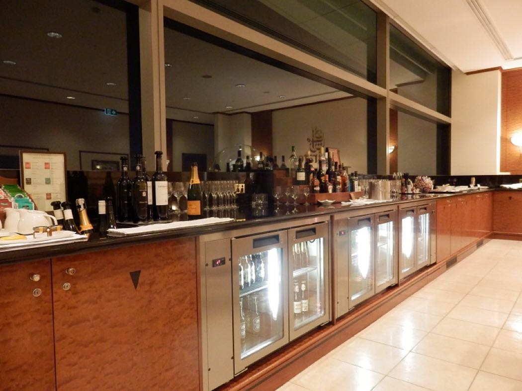 Emirates Business Class Lounge Review At Brisbane Airport ...