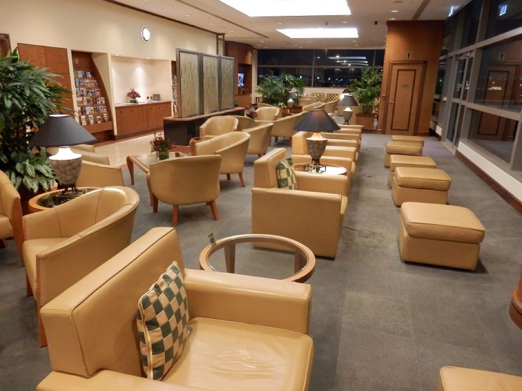 Emirates Business Class Lounge Review At Brisbane Airport ...